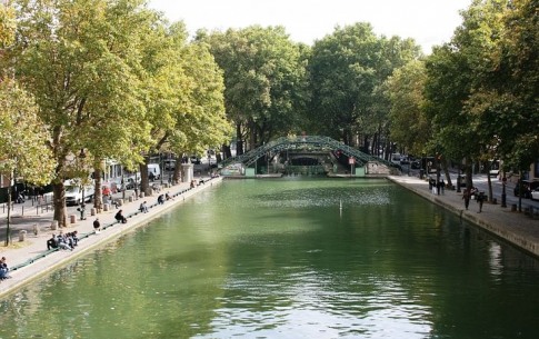 A picturesque and romantic stroll along the Canal Saint-Martin