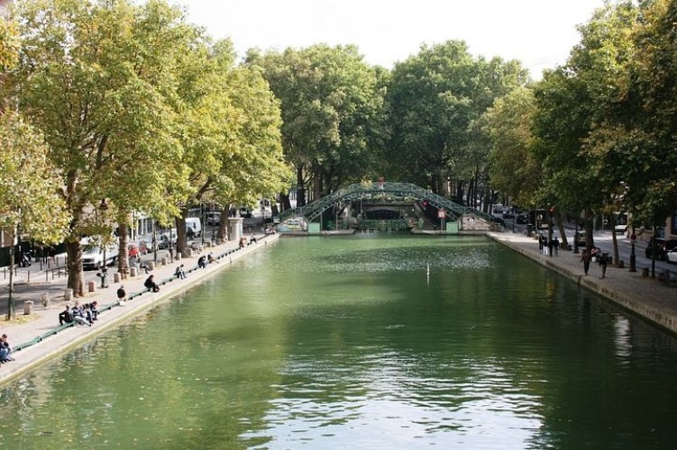 A picturesque and romantic stroll along the Canal Saint-Martin