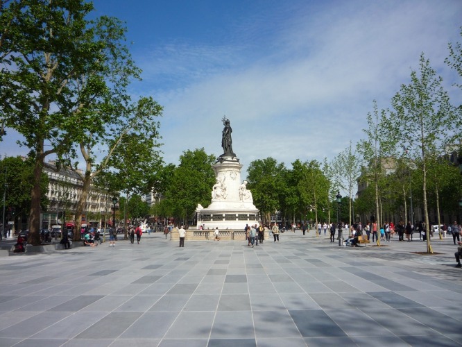 La Place de la République, aux pieds de Marianne